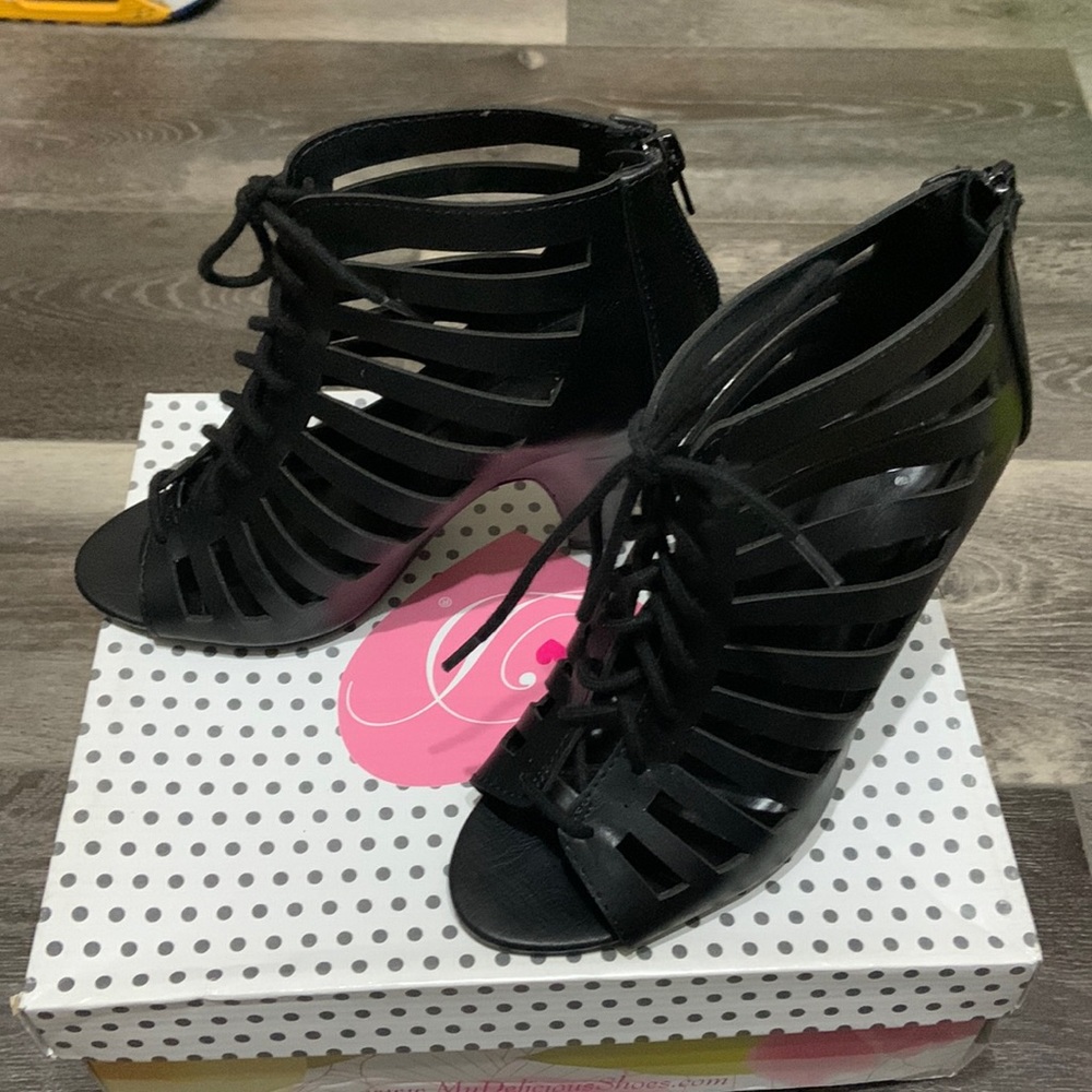 Delicious open toe lace up bootie! Size US 5.5 low heel.